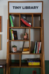 Η βιβλιοθήκη του ξενοδοχείου