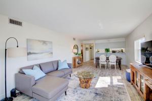 Χώρος καθιστικού στο El Matador 530 - FREE TICKETS!! Your stay includes free tickets to many area attractions!