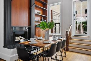 une salle à manger avec une table et des chaises et une cheminée dans l'établissement Iconic 9BR Landmark in Gaslamp Sleeps 14, à San Diego
