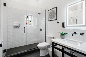 une salle de bains avec douche, toilettes et lavabo dans l'établissement Iconic 9BR Landmark in Gaslamp Sleeps 14, à San Diego 97 autres photos
