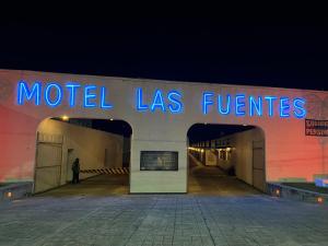 a building with a sign that reads motel las futures at Las Fuentes Ferro in Yelateni