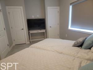 Postel nebo postele na pokoji v ubytování New Waterfront Bungalow Fisherman's Paradise