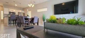 TV a/nebo společenská místnost v ubytování New Waterfront Bungalow Fisherman's Paradise