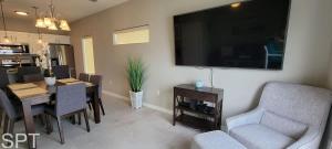 TV a/nebo společenská místnost v ubytování New Waterfront Bungalow Fisherman's Paradise + 141 fotografií