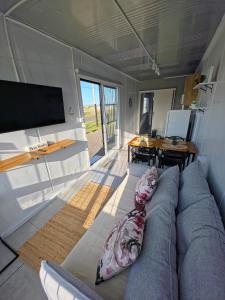 Χώρος καθιστικού στο Casa Container à beira-mar! Térreo 1