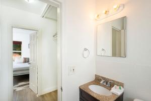 ein Badezimmer mit Waschbecken und Spiegel in der Unterkunft B07 5 min from beach studio in Miami