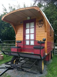 MenthevilleにあるVéritable roulotte hippomobile "LA BAILLEUL"の屋根付きのトレーラーハウス