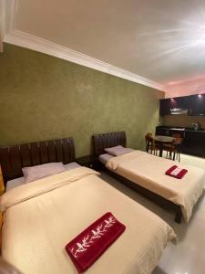 - une chambre avec 2 lits et une table dans l'établissement Spacious apartment inside a resort, à Charm el-Cheikh
