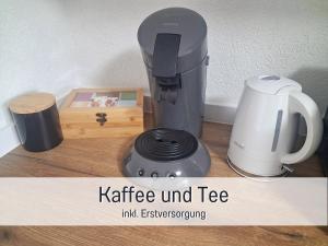 a coffee maker and a juicer sitting on a counter at Germersheimer Rhein-Quartier in Germersheim