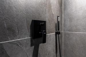 een douchecabine met een zeepdispenser aan de muur bij Cave-Salzburg in Salzburg +10 foto's
