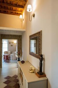 a living room with a mirror on the wall at Appartamento con terrazza La Voliera di Bacco in Frascati