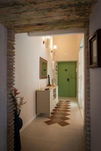 a hallway with a desk and a green door at Appartamento con terrazza La Voliera di Bacco in Frascati