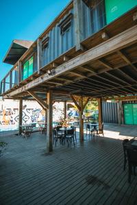 インビトゥバにあるInnbox Praia do Rosaのテーブルと椅子のあるデッキとバルコニー