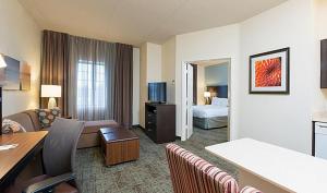 Postel nebo postele na pokoji v ubytování Staybridge Suites Glenview by IHG + 49 fotografií