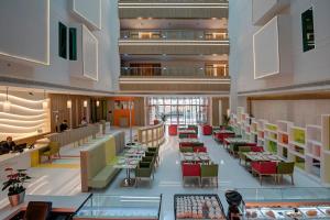 فندق الخوري أتريوم في دبي: اطلالة المطعم مع الطاولات والكراسي