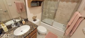 Koupelna v ubytování One by forth Block to Beach Ground Floor Pristine Pool