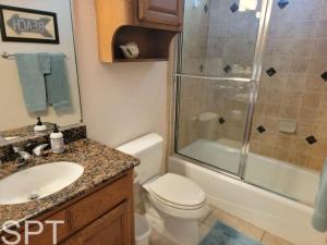 Koupelna v ubytování One by forth Block to Beach Ground Floor Pristine Pool + 75 fotografií