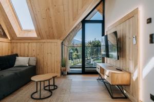 Μια τηλεόραση ή/και κέντρο ψυχαγωγίας στο Harenda Apart Ski&Spa - luksusowe domki z sauną, jacuzzi i klimatyzacją