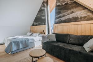 Ένα ή περισσότερα κρεβάτια σε δωμάτιο στο Harenda Apart Ski&Spa - luksusowe domki z sauną, jacuzzi i klimatyzacją