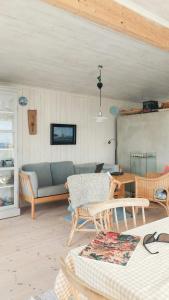 una sala de estar con un sofá y una mesa en Holiday Home Overlooking Fishing Harbour In Hvaler, en Spjær