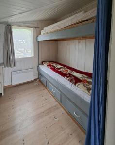 una litera en una habitación con ventana en Holiday Home Overlooking Fishing Harbour In Hvaler, en Spjær