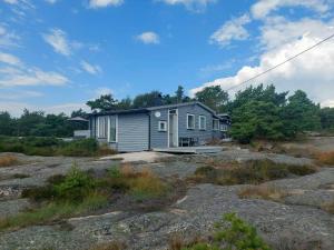 una pequeña casa en medio de un campo en Holiday Home Overlooking Fishing Harbour In Hvaler, en Spjær