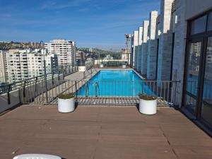 a balcony with a swimming pool on top of a building at Departamento centro Viña del Mar in Viña del Mar