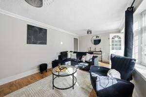 Χώρος καθιστικού στο Sarc Properties