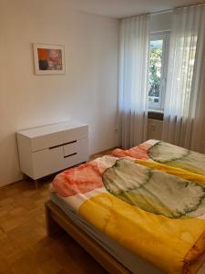 Postel nebo postele na pokoji v ubytování Freundlich helle 3-Zimmer-Wohnung mit Süd- und Westbalkon - herrlicher Ausblick in die Berge