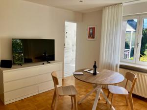 TV a/nebo společenská místnost v ubytování Freundlich helle 3-Zimmer-Wohnung mit Süd- und Westbalkon - herrlicher Ausblick in die Berge