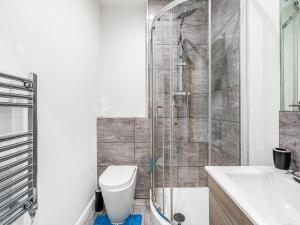 une salle de bain avec une douche, des toilettes et un lavabo dans l'établissement The Velvet Nest 2BR 2BA, à Leicester