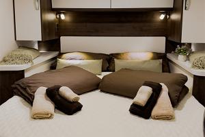 Postel nebo postele na pokoji v ubytování Lodge Camper im Nationalpark mit Aussicht & Geschichte