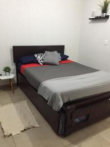 Ένα ή περισσότερα κρεβάτια σε δωμάτιο στο The Acapulco Apartment with Beach Club