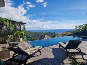 een terras met uitzicht op de oceaan bij Villa ATA ITI in Punaauia