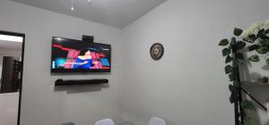 Μια τηλεόραση ή/και κέντρο ψυχαγωγίας στο The Acapulco Apartment with Beach Club