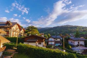 un grupo de casas en una ciudad con una montaña en Appartements vue Mont-Joly à 2 pas Tramway Mont-Blanc - Studio 1 pièce, en Saint-Gervais-les-Bains