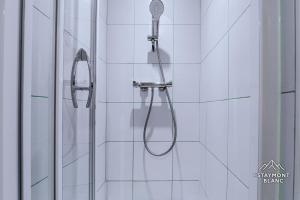 una ducha con cabezal de ducha en un baño en Appartements vue Mont-Joly à 2 pas Tramway Mont-Blanc - Studio 1 pièce, en Saint-Gervais-les-Bains