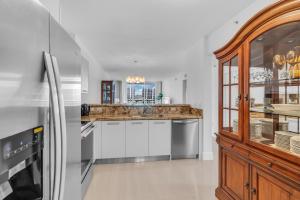 eine Küche mit Theke und Kühlschrank in der Unterkunft Waterview Luxury 2-Bedroom Condo Sunny Isles Beach in Sunny Isles Beach