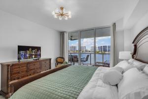 ein Schlafzimmer mit Bett und Blick aufs Wasser in der Unterkunft Waterview Luxury 2-Bedroom Condo Sunny Isles Beach in Sunny Isles Beach + 41 Fotos