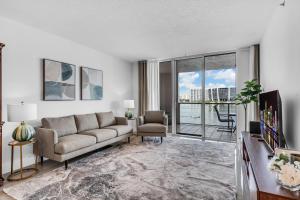 ein Wohnzimmer mit Couch und großem Fenster in der Unterkunft Waterview Luxury 2-Bedroom Condo Sunny Isles Beach in Sunny Isles Beach