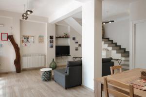 una sala de estar con un sofá y una mesa en Aetna apartment, en Nicolosi