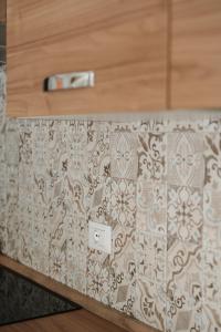 un cajón con una toma de corriente en la pared en Aetna apartment, en Nicolosi