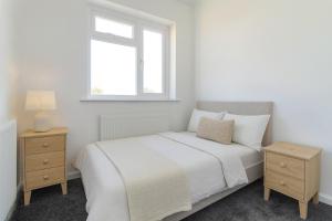 Giường trong phòng chung tại Brickhill 3-Bed Garden Netflix & Games