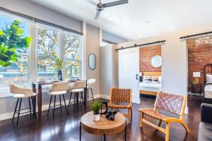 ein Wohnzimmer mit Stühlen und einem Tisch in der Unterkunft Gaslamp 2BR Upscale Queen Beds with Smart TV in San Diego