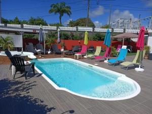 Bazén v ubytování Appartement spacieux à Sainte-Anne avec piscine partagée. nebo v jeho okolí