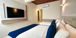 a room with a couch and a tv on a wall at Hotel Caribbean by On vacation in San Andrés