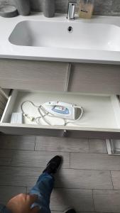 la jambe d'une personne dans un tiroir avec un téléphone dedans dans l'établissement La Corte Barnaba, à Busto Arsizio
