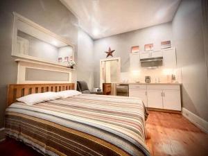 Ένα ή περισσότερα κρεβάτια σε δωμάτιο στο THE WINTER HOUSE - HISTORIC DOWNTOWN LANCASTER