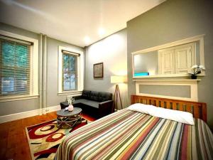 Ένα ή περισσότερα κρεβάτια σε δωμάτιο στο THE WINTER HOUSE - HISTORIC DOWNTOWN LANCASTER