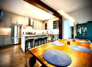 Köök või kööginurk majutusasutuses UPTOWN CASTLE - CITY VIEWS - THEATER & CONVENTION DISTRICT!